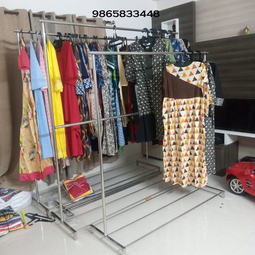 टाउन हॉल में सिल्वर अपार्टमेंट क्लॉथ ड्राईिंग हैंगर