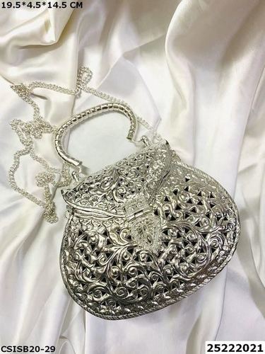 सिल्वर ब्रास क्लच बैग लिंग: महिलाएं