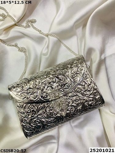 हैंडक्राफ़्टेड डिज़ाइनर सिल्वर ब्रास क्लच बैग लिंग: महिलाएं