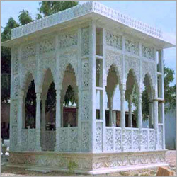 मार्बल से उकेरा गया गज़ेबो