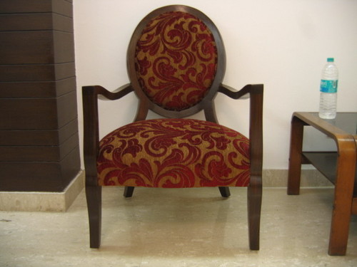 कुशनदार डिजाइनर कुर्सी