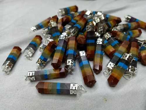 Reiki Crystal Products पुरुषों, महिलाओं के लिए हीलिंग के लिए 7 चक्र पेंसिल क्रिस्टल स्टोन पेंडेंट