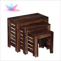 स्टूल सेट के साथ लकड़ी की मेज