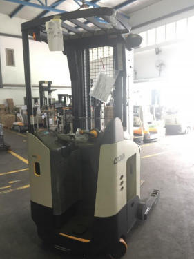 Reach Truck - Color: Yellow