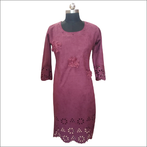 वॉशेबल लेडीज़ मैरून डिज़ाइनर कुर्ती