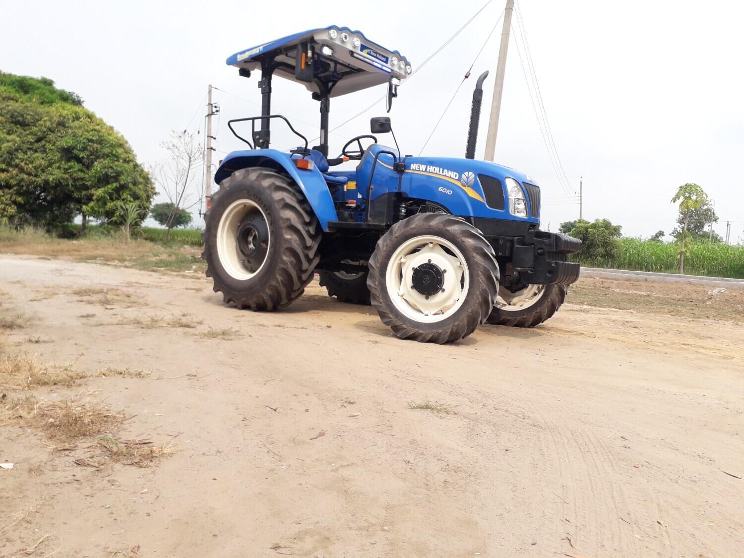 New Holland Tractor Fibre Hood - Material: Fiber