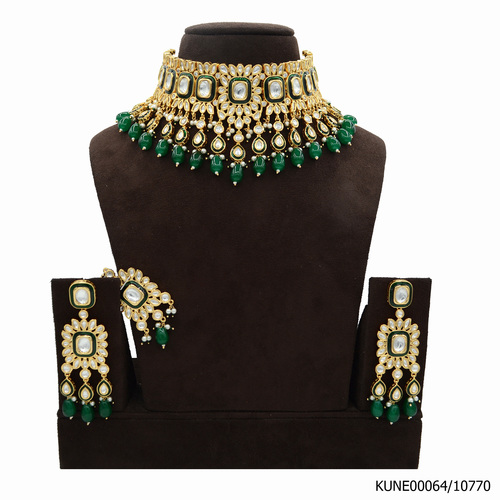 Kundan Necklace Set With Maang Tikka And Emerald Beads