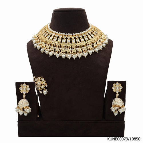 मांग टीका और मीनाकारी वर्क के साथ कुंदन नेकलेस सेट
