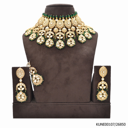Kundan Necklace Set With Maang Tikka Emerald Beads