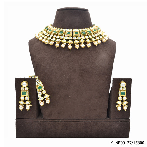 मांग टीका के साथ कुंदन नेकलेस सेट