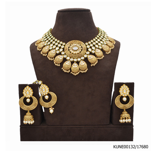 Kundan Necklace Set With Maang Tikka