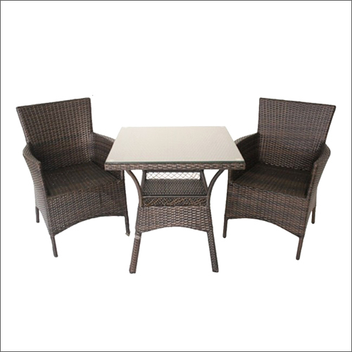 दो कुर्सियों के साथ विकर टेबल