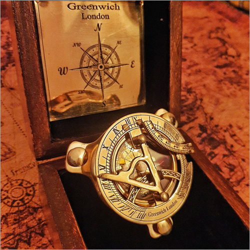 एंटीक सनडायल कम्पास