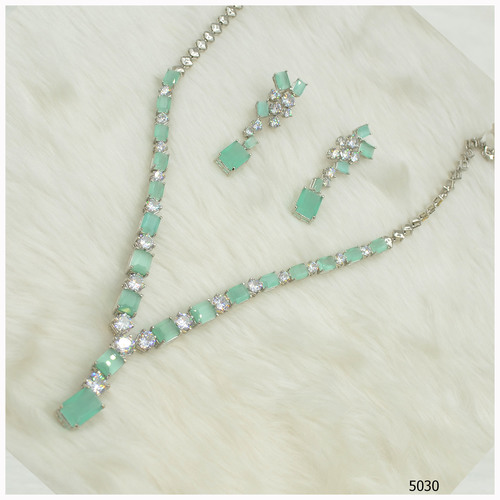 लाइम ब्लू कलर स्टोन के साथ अमेरिकन डायमंड नेकलेस