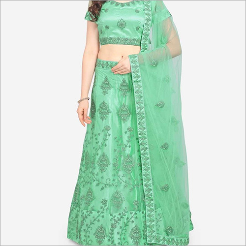 ज़री एम्ब्रॉयडरी वाले हैवी बट्टा वर्क के साथ ग्रीन पार्टी वियर लहंगा चोली