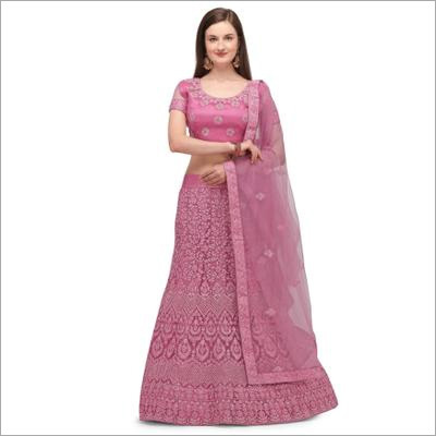 भारतीय बेज रंग का लहंगा और चोली और दुपट्टा