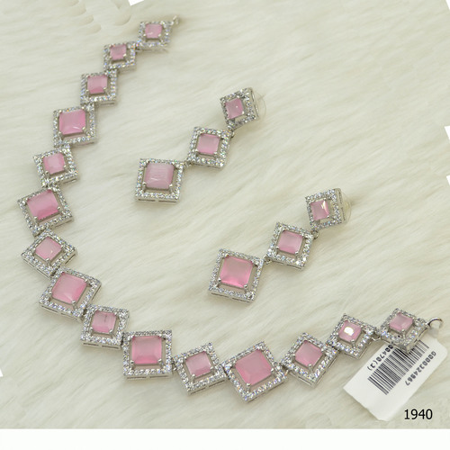 खूबसूरत एक्वा पिंक स्टोन वर्क के साथ अमेरिकन डायमंड नेकलेस सेट