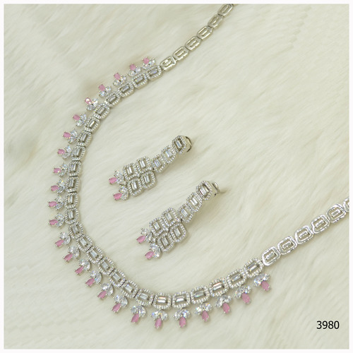 खूबसूरत एक्वा पिंक स्टोन वर्क के साथ अमेरिकन डायमंड नेकलेस सेट