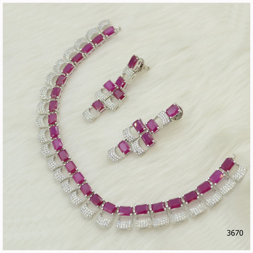 सुंदर गुलाबी नीलम स्टोन वर्क के साथ अमेरिकन डायमंड नेकलेस सेट