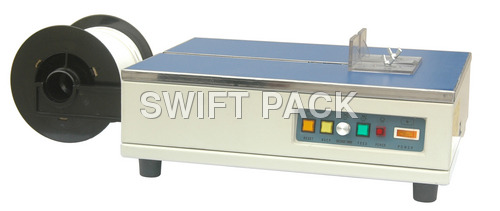 व्हाइट एंड ब्लू स्ट्रैपिंग मशीन लो टेबल