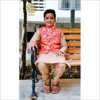 लड़कों के लिए गोल्डन कुर्ता पजामा ऑरेंज मोधी जैकेट के साथ आयु समूह: बच्चे