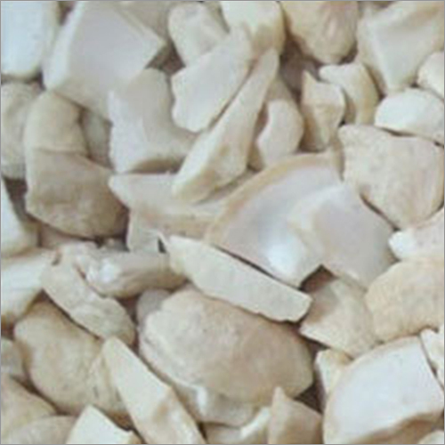 टूटे हुए काजू के दानों को तोड़ें