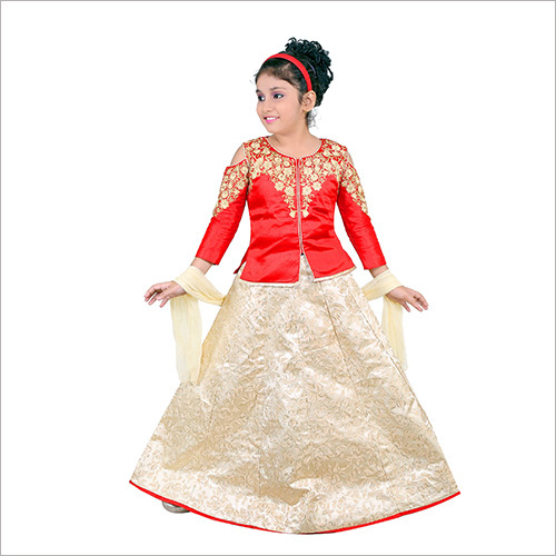 किशोर लड़कियों के लिए पारंपरिक पार्टी पहनने का वस्त्र