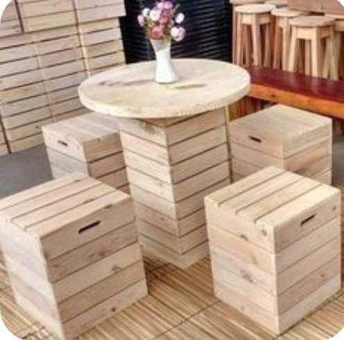 टेबल के साथ हस्तनिर्मित पैलेट स्टूल