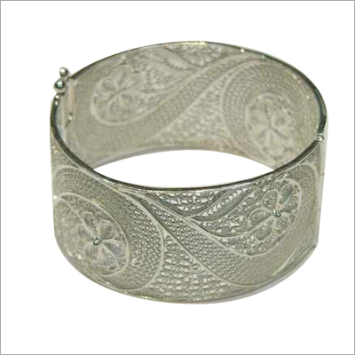 चाँदी से जड़े कंगन