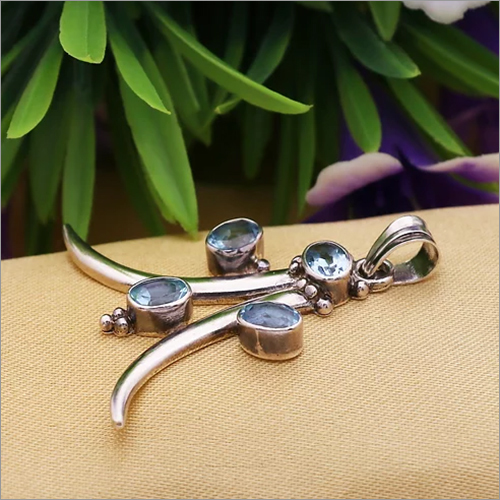 नीला टॉपाज़ ओवल सिल्वर पेंडेंट