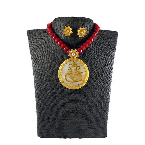 लेडीज़ गोल्डन ब्रास प्लेट पेंडेंट सेट