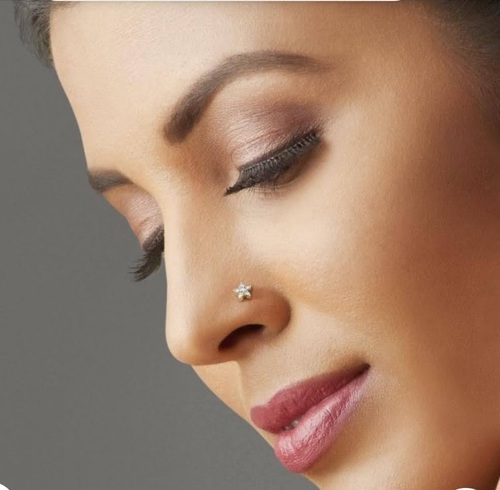 राउंड स्टार रियल डायमंड नोज़ पिन डायमंड कैरेट वज़न: 0.07 कैरेट