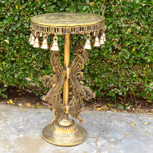 हस्तनिर्मित नक्काशी डिज़ाइन चौकी, घर के मंदिर के लिए 20 इंच पीतल की पूजा की मेज, भगवान की मूर्तियों के लिए पीतल की वेदी, बहुउद्देश्यीय उपयोग के लिए पीतल की वेदी