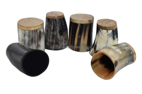 लकड़ी के बेस के साथ प्राकृतिक ड्रिंकिंग हॉर्न कप