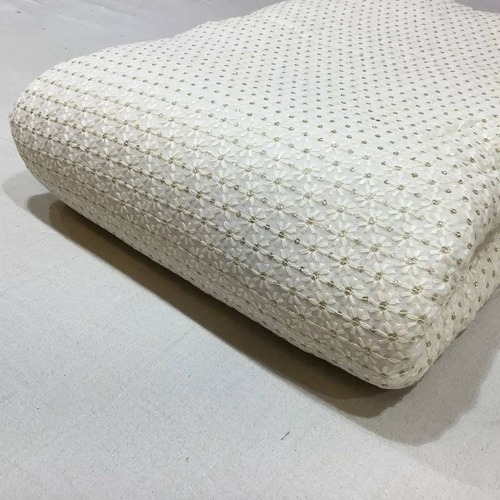 सफ़ेद गारमेंट्स फ़ैब्रिक