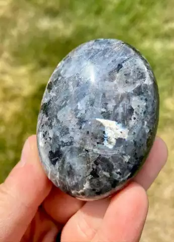  प्राकृतिक लार्विकाइट पाम स्टोन्स