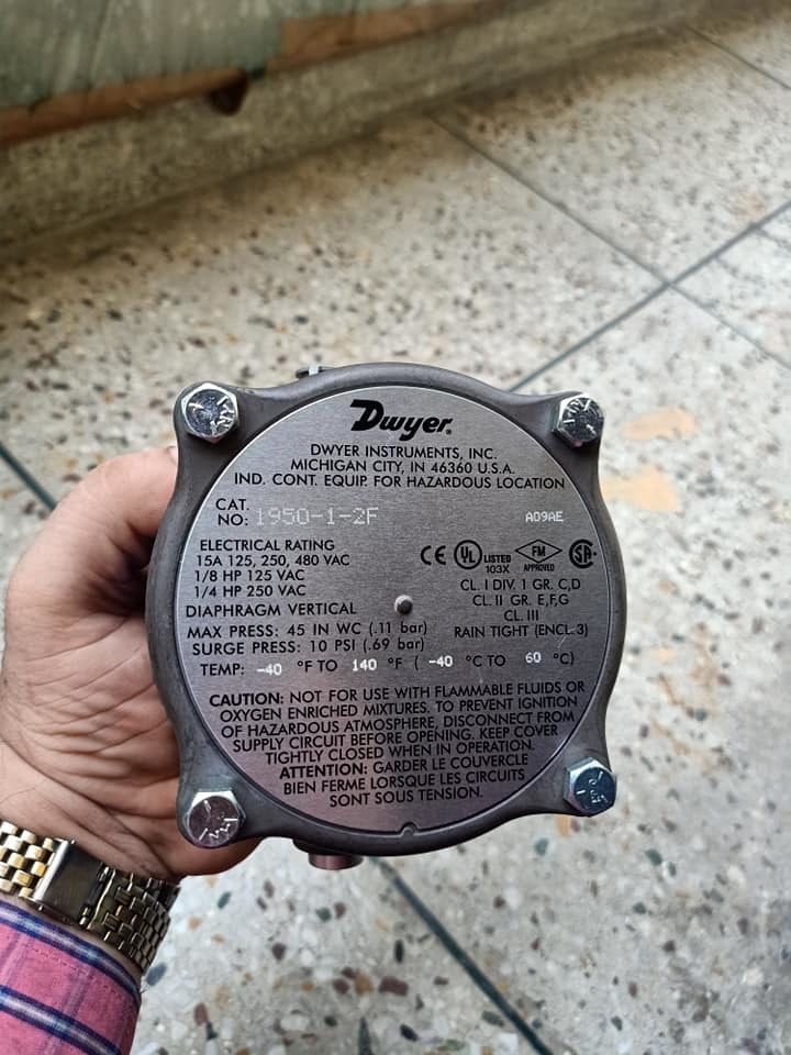 Surface Dwyer Series 1950 Explosion Proof Differential Pressure Switch