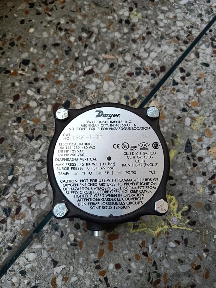 Surface Dwyer Series 1950 Explosion Proof Differential Pressure Switch