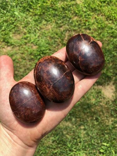 प्राकृतिक ब्राउन गार्नेट पाम स्टोन