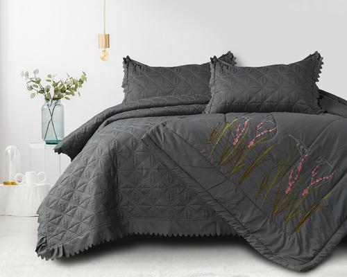 वेलवेट्स गिफ्टी सुपरिया क्विल्टेड बेडकवर 4 पीस सेट एम्ब्रॉयडरी वर्क के साथ