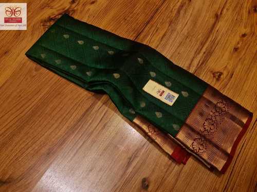 लाल फैंसी बॉर्डर कांचीपुरम सॉफ्ट सिल्क साड़ी के साथ बॉटल ग्रीन