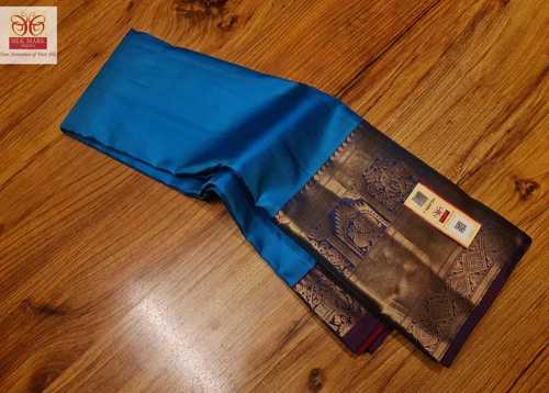 गुलाबी कांचीपुरम फैंसी बोर्डे सॉफ्ट सिल्क साड़ी के साथ नीला