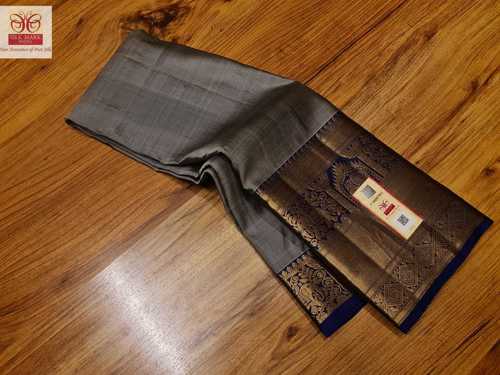 ब्लू कांचीपुरम सॉफ्ट सिल्क साड़ी के साथ ग्रे