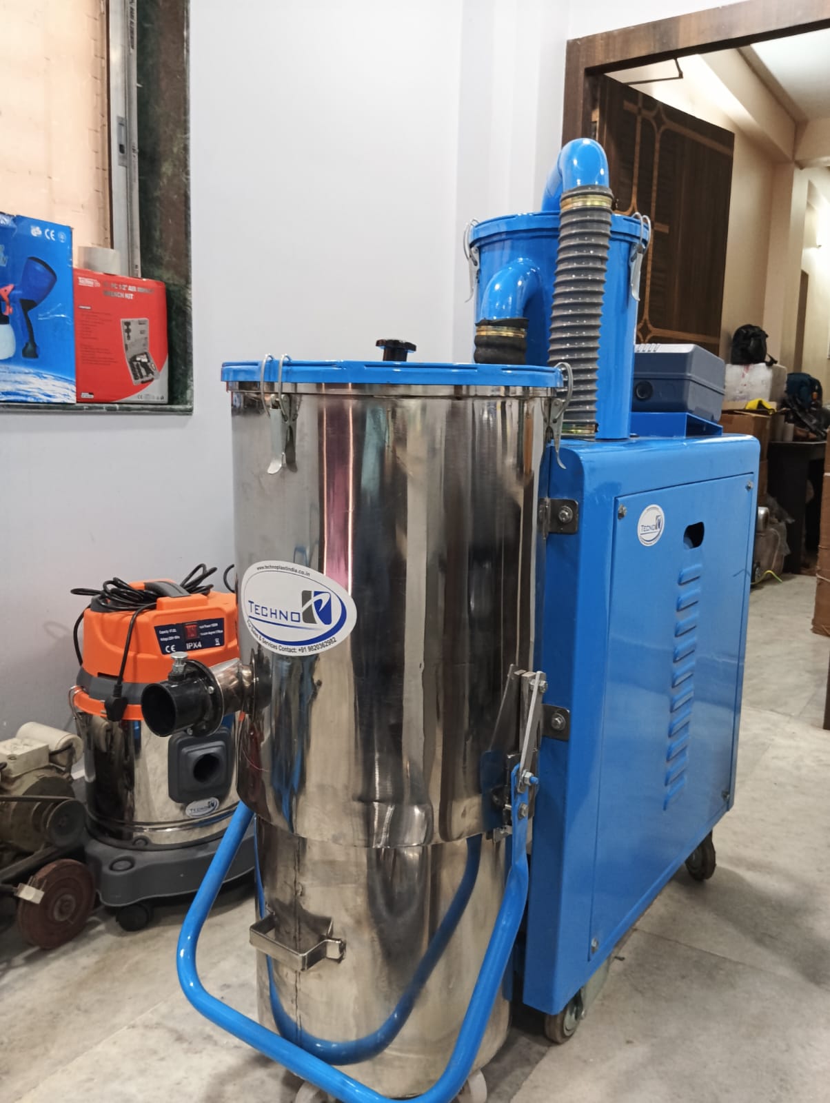 Industrial Wet And Dry Vacuum Cleaner 3 Phase - Capacity: 80 Ltr