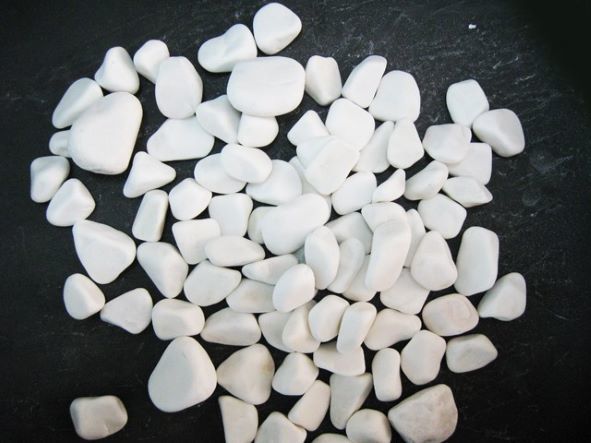 Sillimanite Fibrolite - White Dolomite Chips, Irregular Shape In Bag Packaging, Versatile Size Options
