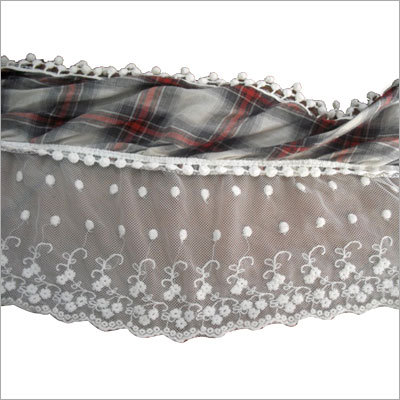 फीता जाल और पोम पोम