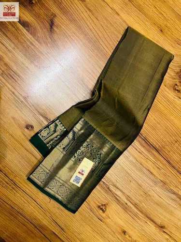 टिश्यूज़ साड़ी के साथ हरी शुद्ध कांचीपुरम सिल्क साड़ी