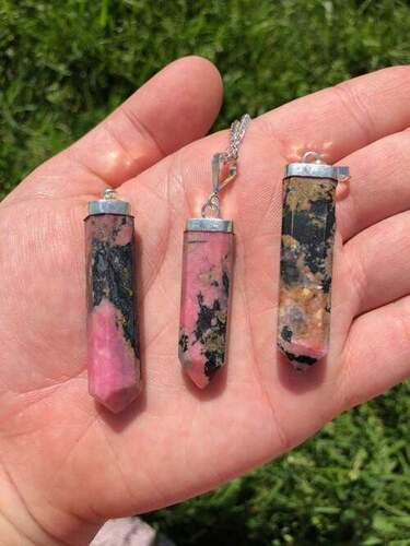 रोडोनाइट सिंगल पॉइंट पेंडेंट