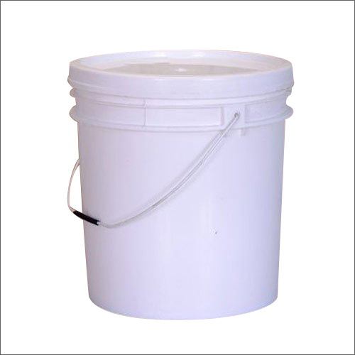 सफेद पेंट की बाल्टी