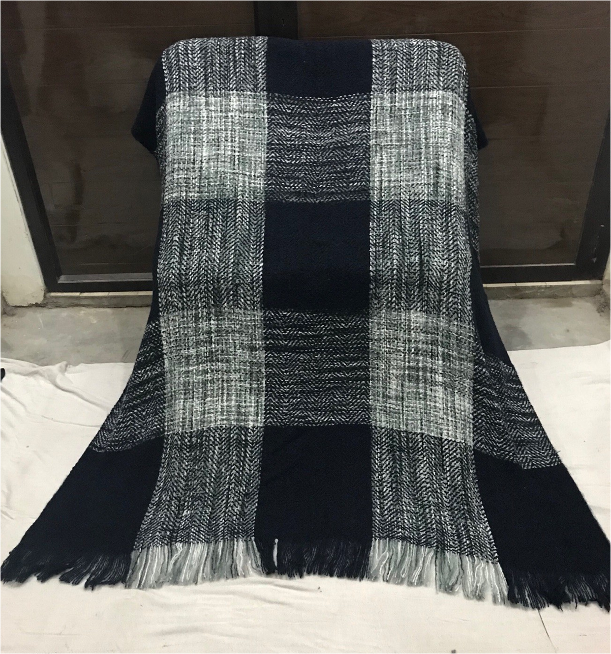 Acrylic Knitted Throw Application: Hotel
